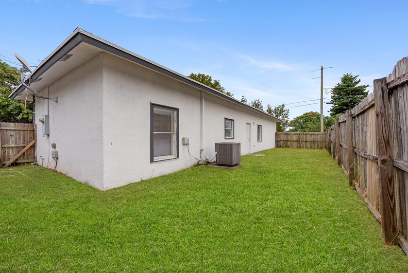 Single family home with 4 beds &amp; 2 baths.. Recently underwent a - photo 26