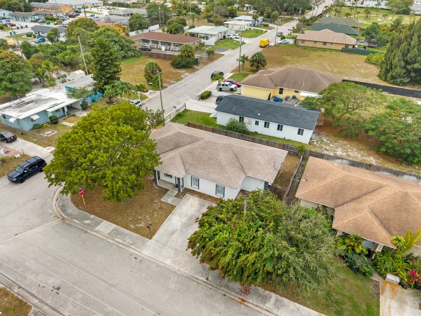 Single family home with 4 beds &amp; 2 baths.. Recently underwent a - photo 27