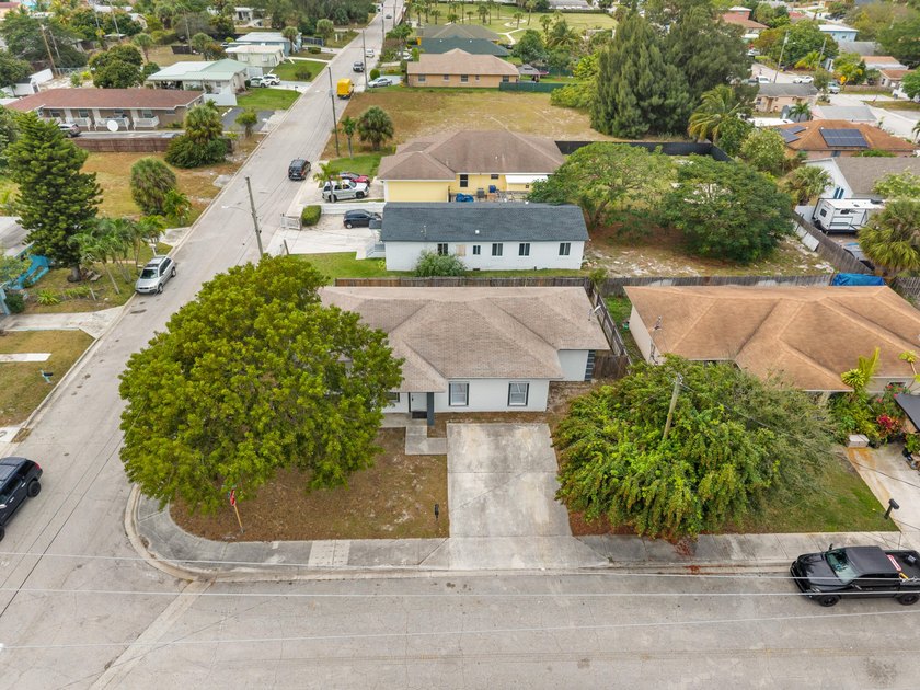 Single family home with 4 beds &amp; 2 baths.. Recently underwent a - photo 28