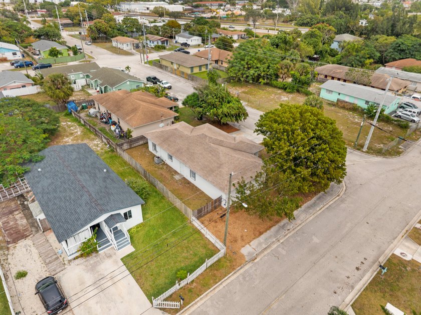 Single family home with 4 beds &amp; 2 baths.. Recently underwent a - photo 29