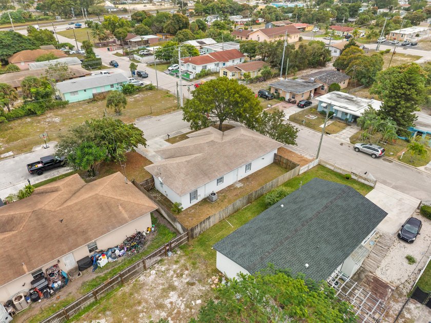 Single family home with 4 beds &amp; 2 baths.. Recently underwent a - photo 30