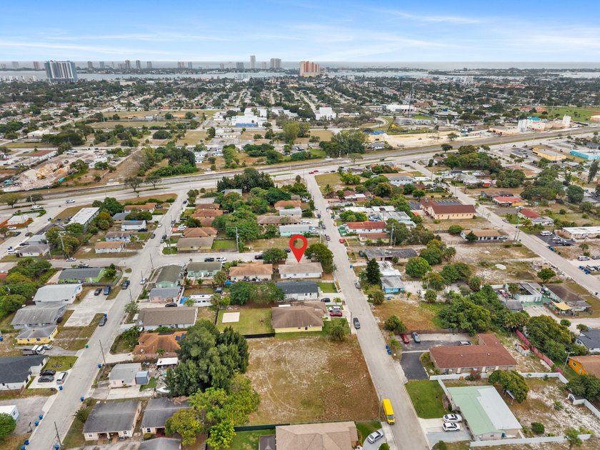 Single family home with 4 beds &amp; 2 baths.. Recently underwent a - photo 33