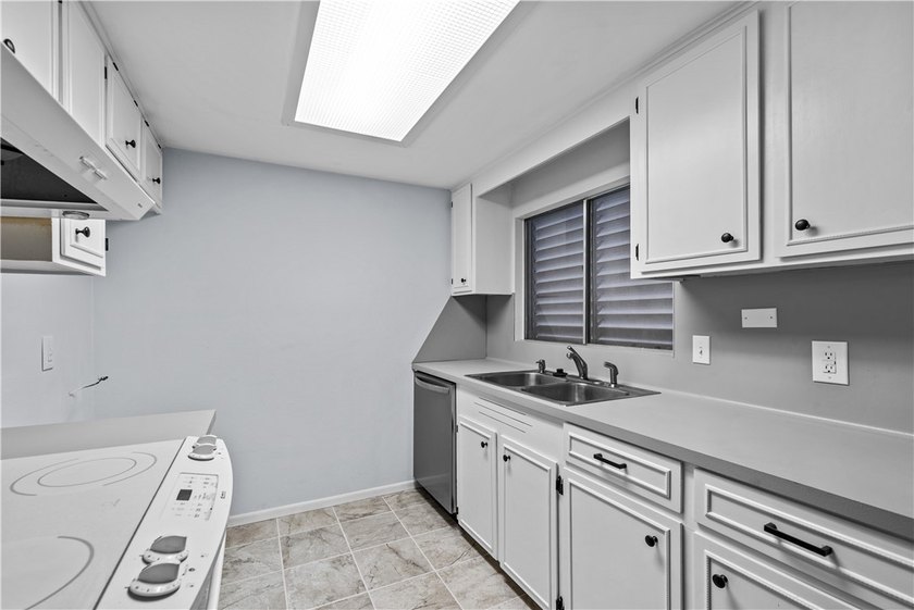 Welcome to this beautifully remodeled corner-unit townhouse - photo 12