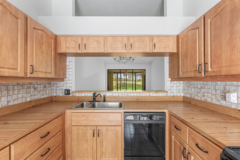 DISCOVER THE INCREDIBLE POTENTIAL OF THIS SPACIOUS VILLA IN A - photo 12