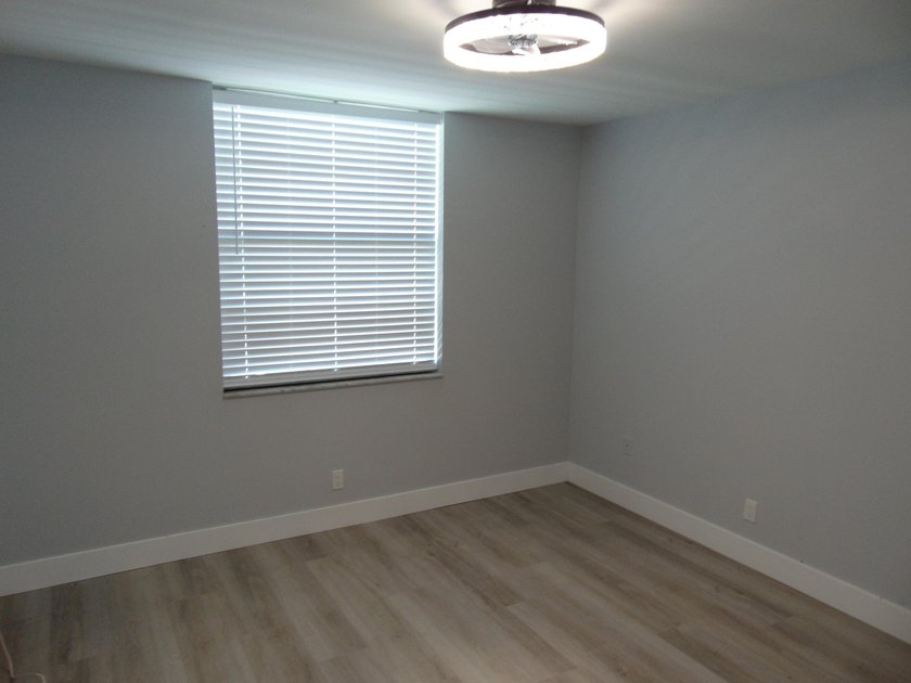 BEAUTIFUL ! MOVE RIGHT IN. GREAT UPDATED FIRST FLOOR CONDO IN - photo 16