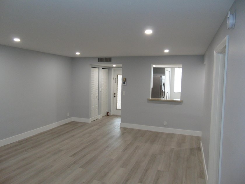 BEAUTIFUL ! MOVE RIGHT IN. GREAT UPDATED FIRST FLOOR CONDO IN - photo 18