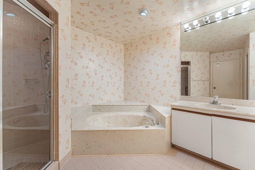 DISCOVER THE INCREDIBLE POTENTIAL OF THIS SPACIOUS VILLA IN A - photo 20