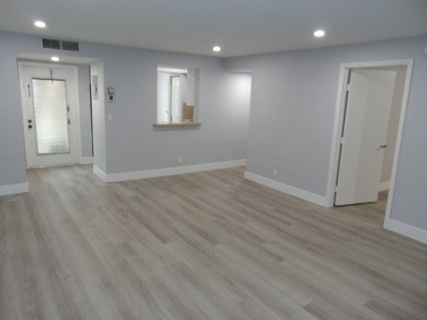 BEAUTIFUL ! MOVE RIGHT IN. GREAT UPDATED FIRST FLOOR CONDO IN - photo 23