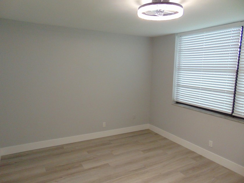 BEAUTIFUL ! MOVE RIGHT IN. GREAT UPDATED FIRST FLOOR CONDO IN - photo 26