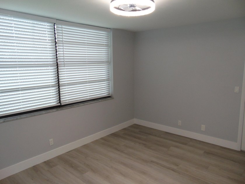 BEAUTIFUL ! MOVE RIGHT IN. GREAT UPDATED FIRST FLOOR CONDO IN - photo 27