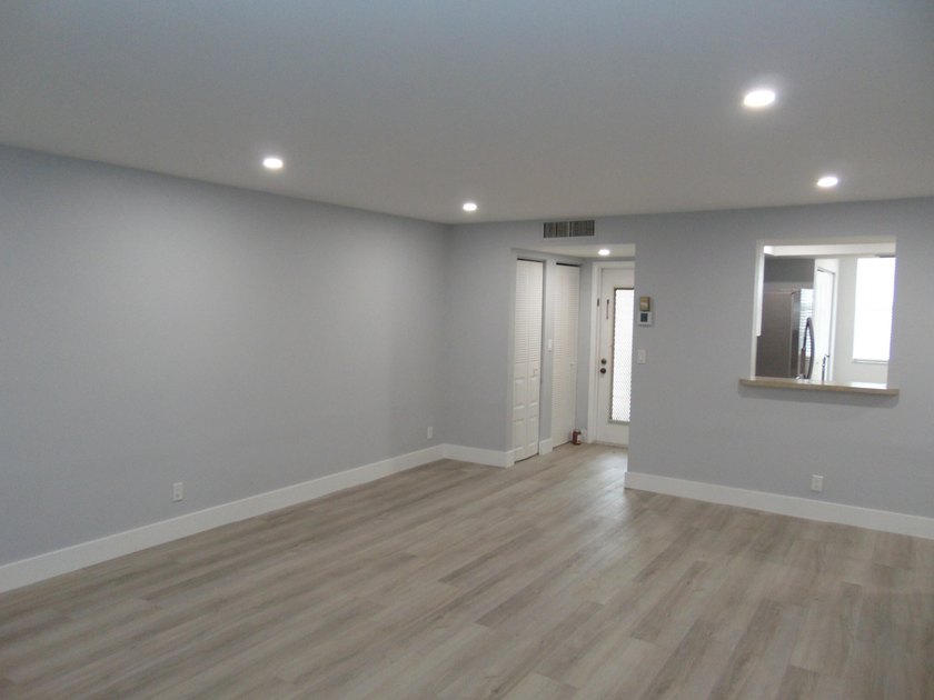 BEAUTIFUL ! MOVE RIGHT IN. GREAT UPDATED FIRST FLOOR CONDO IN - photo 31