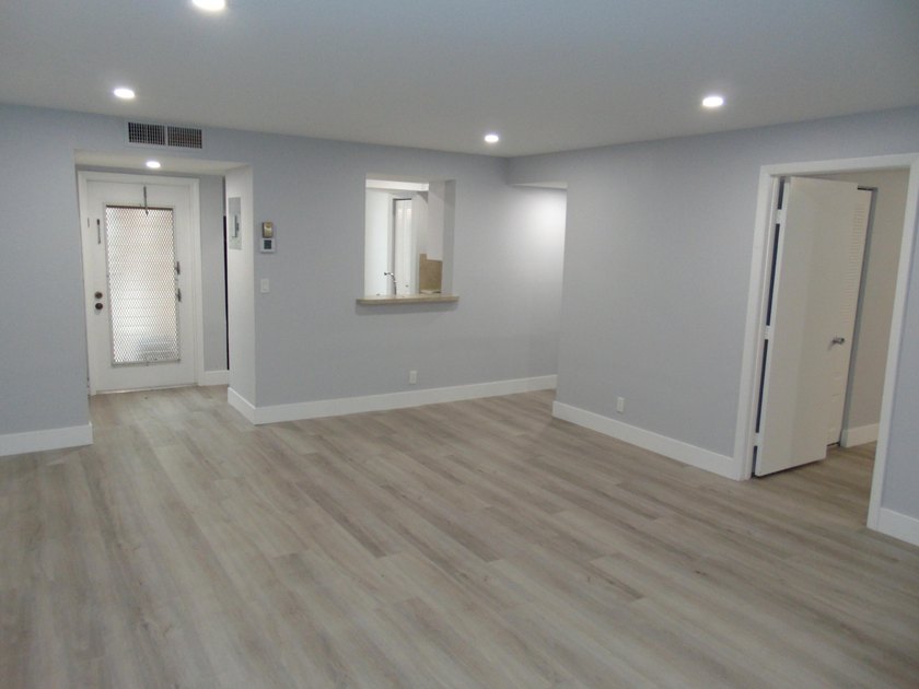 BEAUTIFUL ! MOVE RIGHT IN. GREAT UPDATED FIRST FLOOR CONDO IN - photo 32