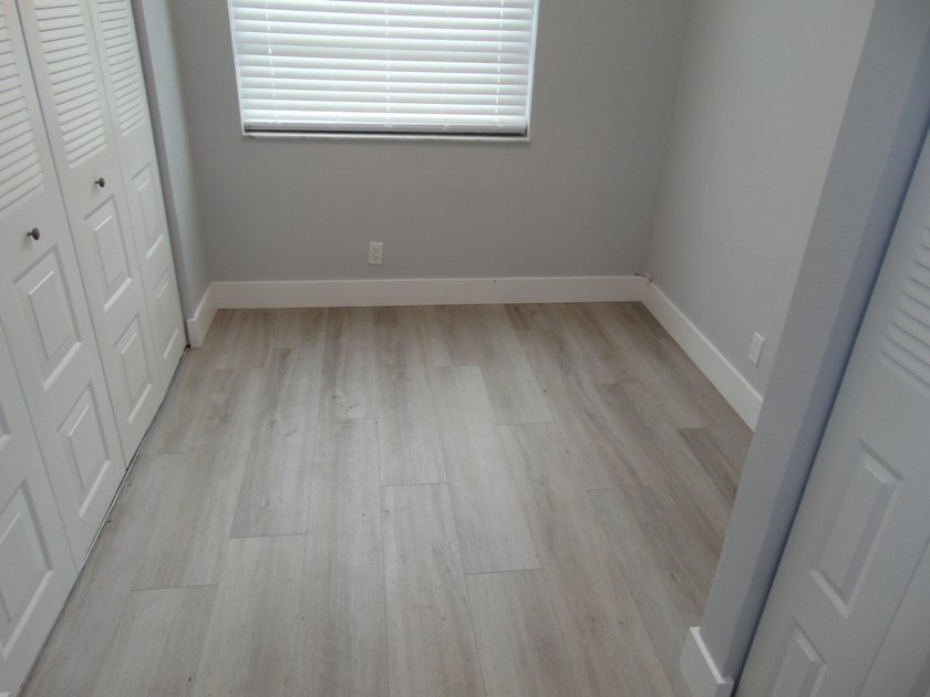 BEAUTIFUL ! MOVE RIGHT IN. GREAT UPDATED FIRST FLOOR CONDO IN - photo 34