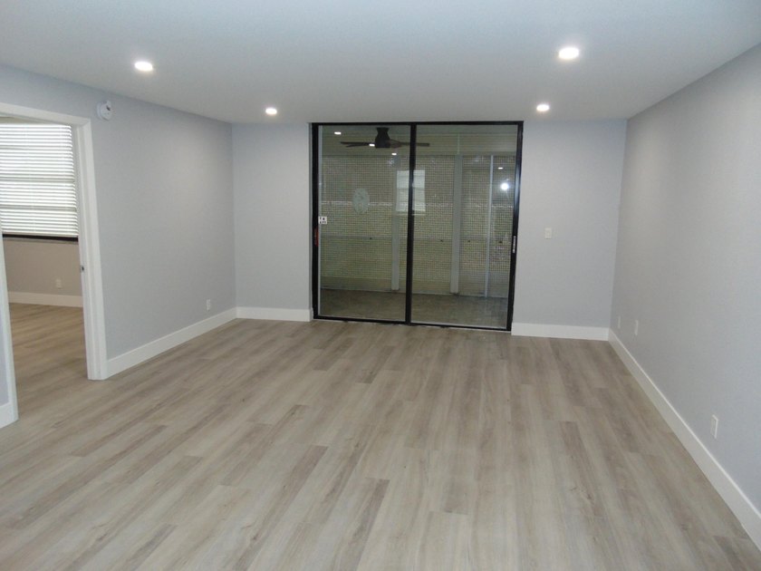BEAUTIFUL ! MOVE RIGHT IN. GREAT UPDATED FIRST FLOOR CONDO IN - photo 35