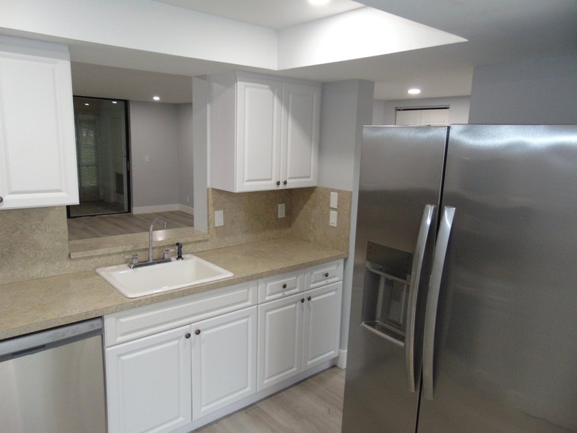 BEAUTIFUL ! MOVE RIGHT IN. GREAT UPDATED FIRST FLOOR CONDO IN - photo 36