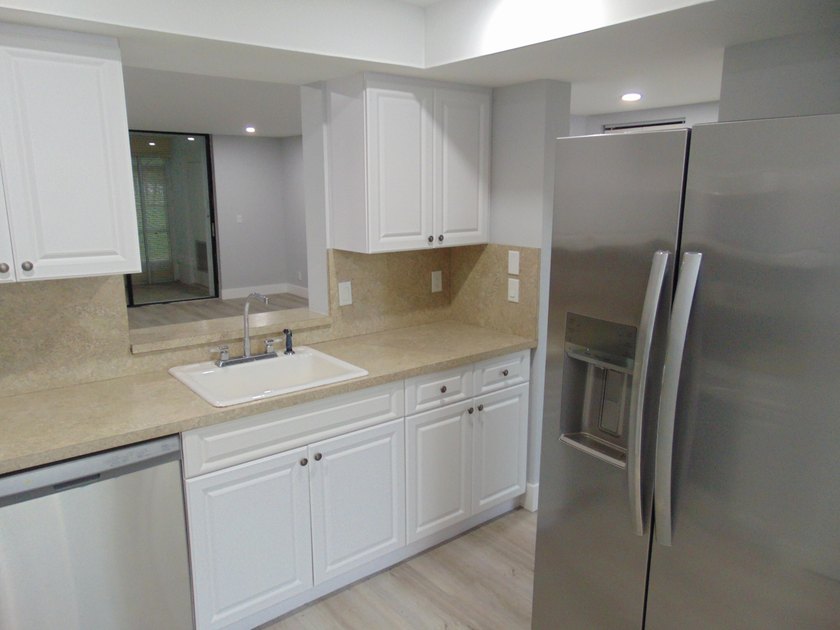 BEAUTIFUL ! MOVE RIGHT IN. GREAT UPDATED FIRST FLOOR CONDO IN - photo 37