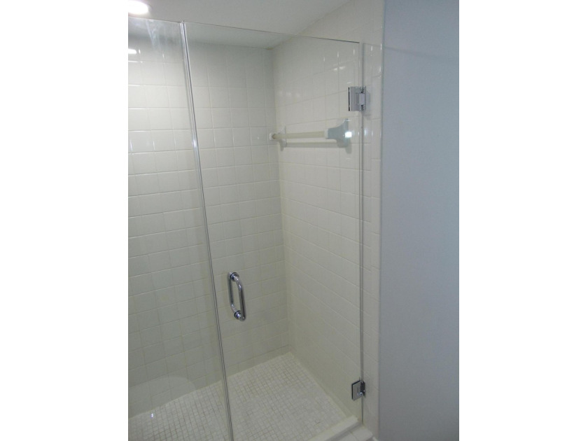 BEAUTIFUL ! MOVE RIGHT IN. GREAT UPDATED FIRST FLOOR CONDO IN - photo 42