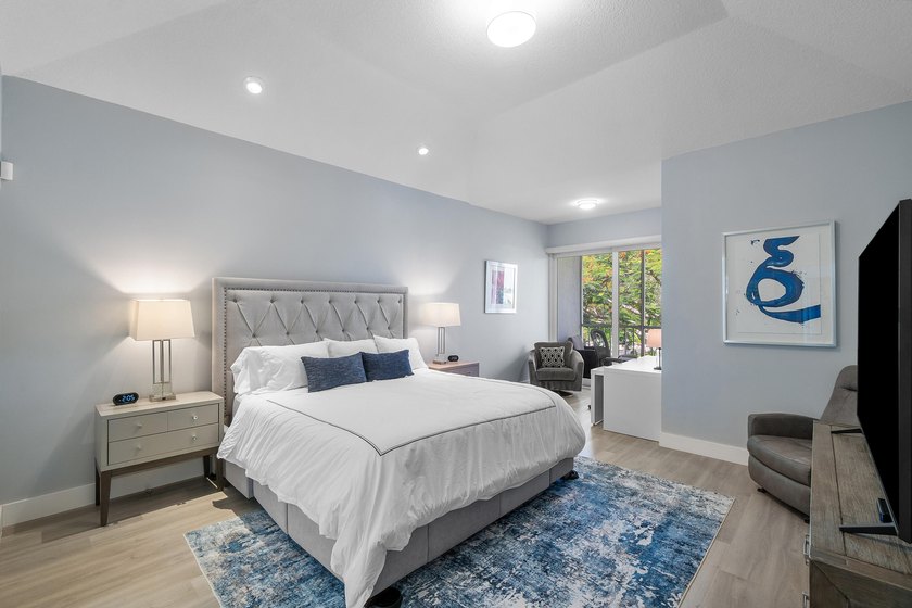 Light, open, and thoughtfully updated, this penthouse residence - photo 14
