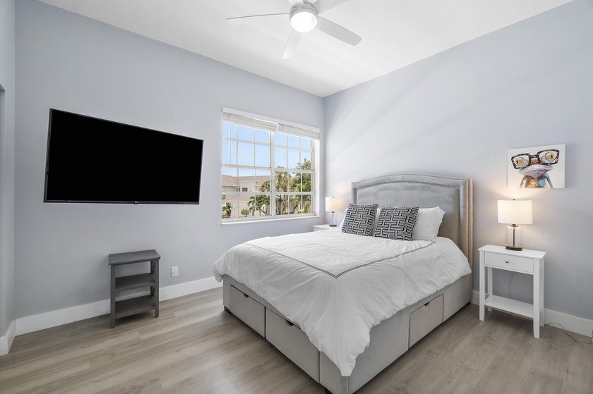 Light, open, and thoughtfully updated, this penthouse residence - photo 19