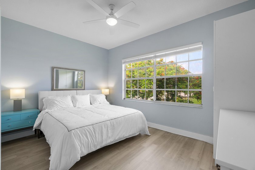 Light, open, and thoughtfully updated, this penthouse residence - photo 21