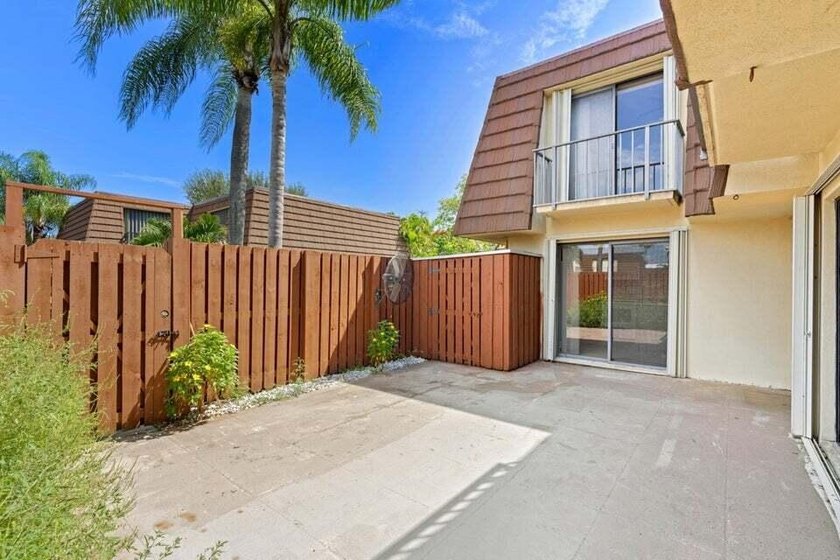 Bright, fully renovated and turnkey 2BR/2.5BA townhome in Lago - photo 2