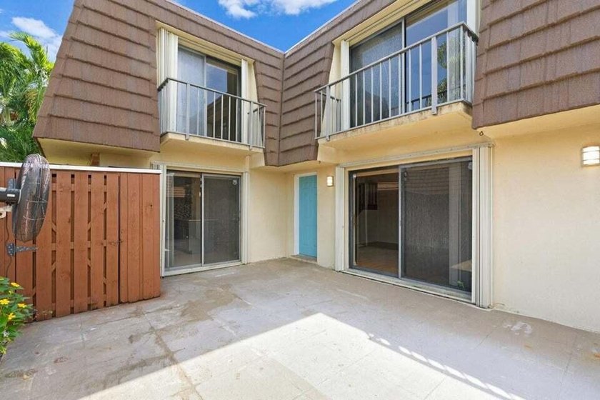 Bright, fully renovated and turnkey 2BR/2.5BA townhome in Lago - photo 3