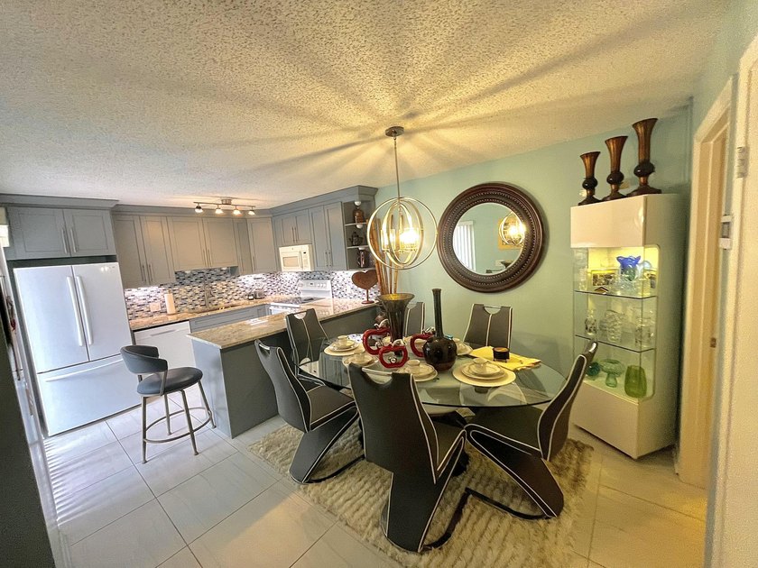 Bright, fully renovated and turnkey 2BR/2.5BA townhome in Lago - photo 4