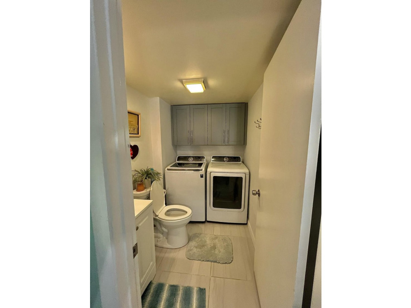 Bright, fully renovated and turnkey 2BR/2.5BA townhome in Lago - photo 9