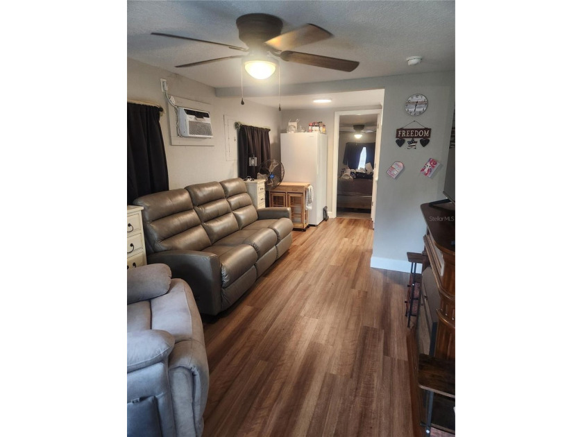 Florida charm in this cute, cozy Bungalow!   The interior has - photo 4