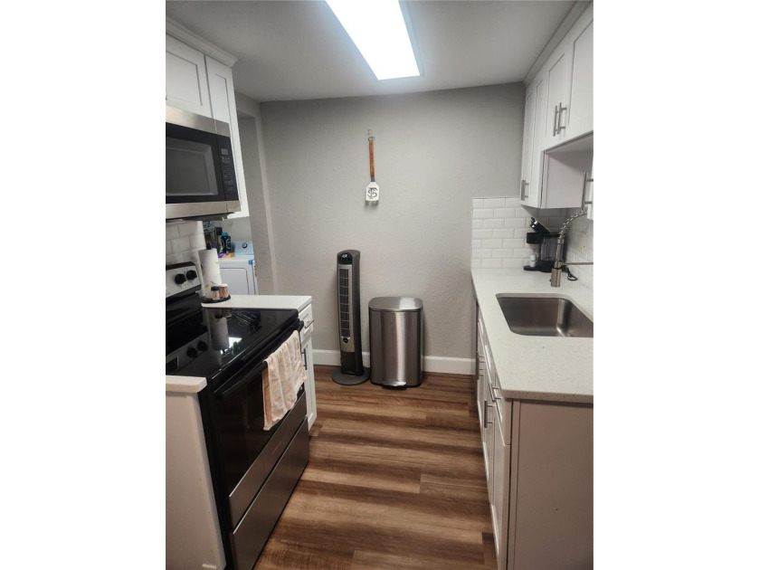 Florida charm in this cute, cozy Bungalow!   The interior has - photo 9