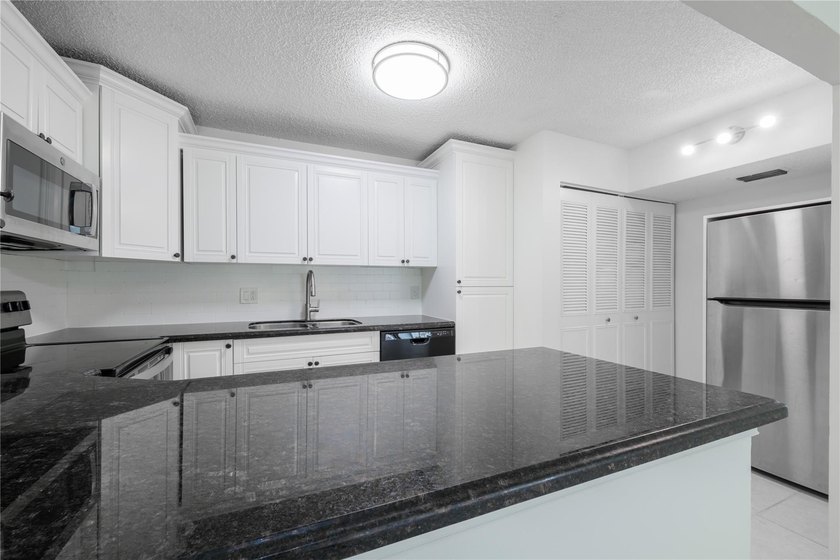 Welcome to your newly remodeled stylish 3-bedroom 2-bath - photo 13