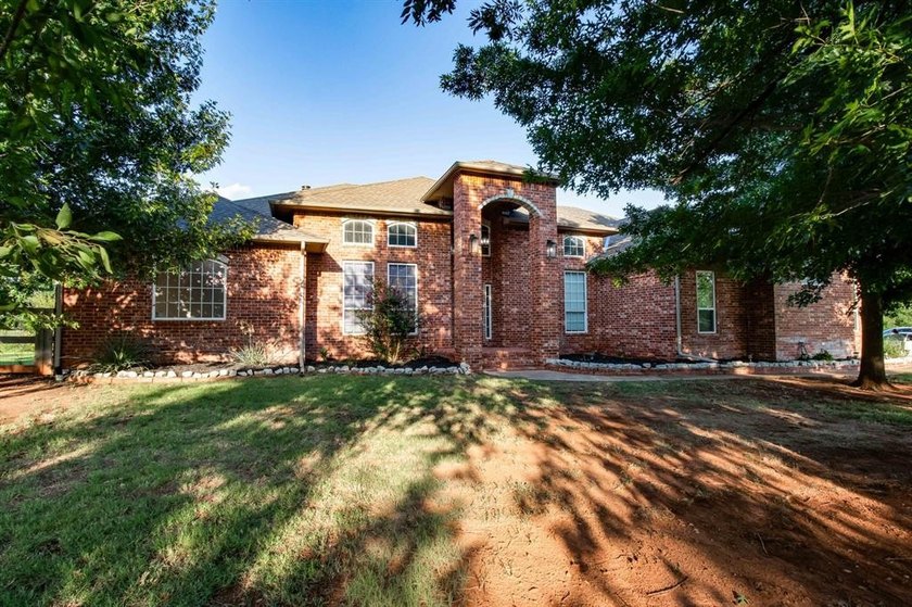 Set on nearly an acre (MOL) in Northwood Lake Estates, this - photo 2