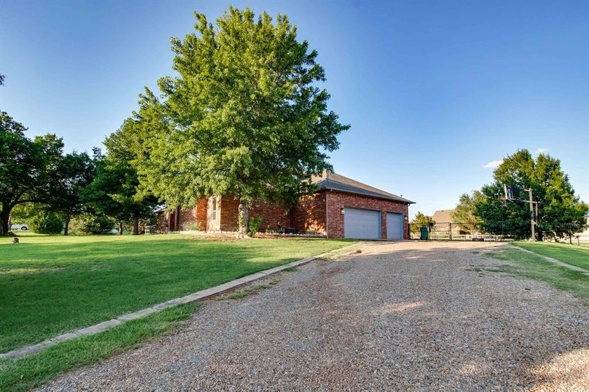 Set on nearly an acre (MOL) in Northwood Lake Estates, this - photo 4