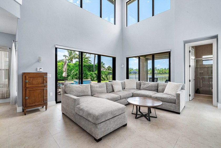 Beautifully upgraded 5-bedroom Colonnade residence set on an - photo 13