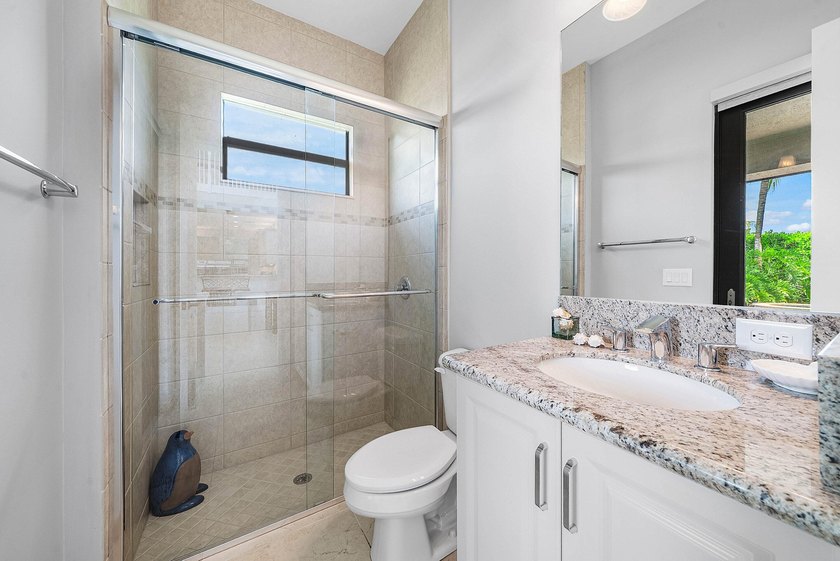 Beautifully upgraded 5-bedroom Colonnade residence set on an - photo 15