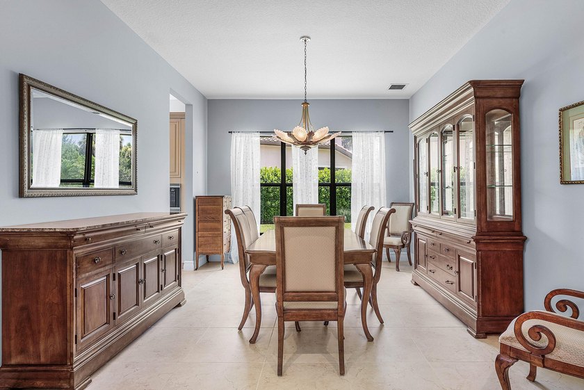 Beautifully upgraded 5-bedroom Colonnade residence set on an - photo 16