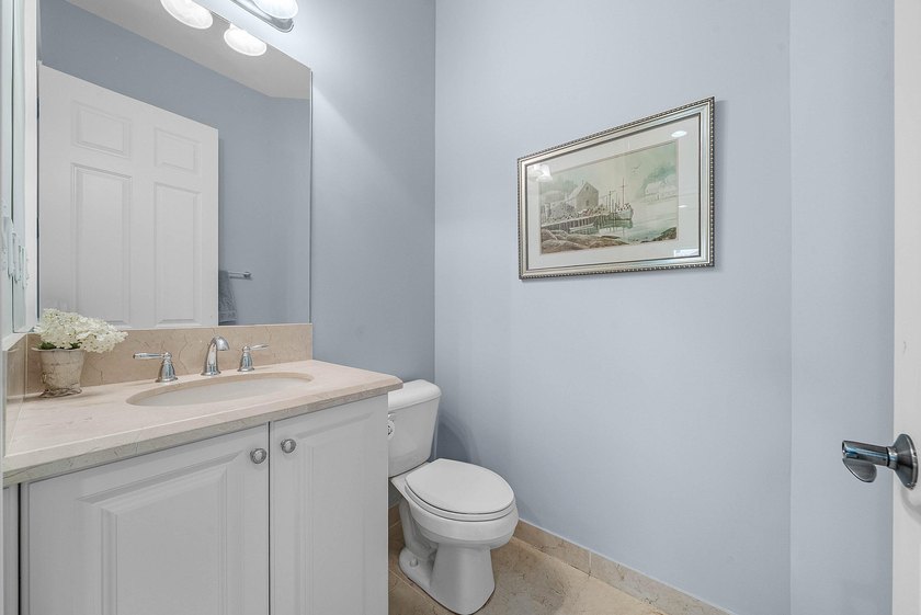 Beautifully upgraded 5-bedroom Colonnade residence set on an - photo 17