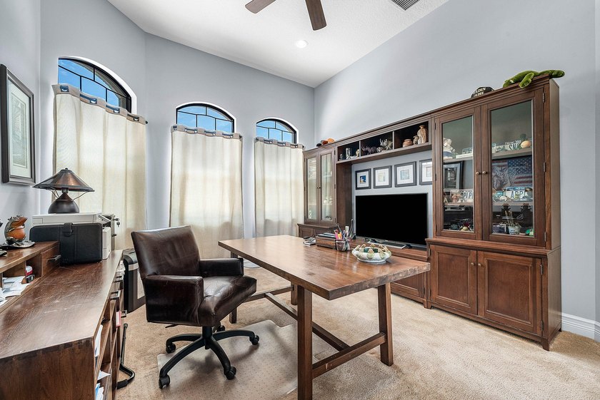 Beautifully upgraded 5-bedroom Colonnade residence set on an - photo 18