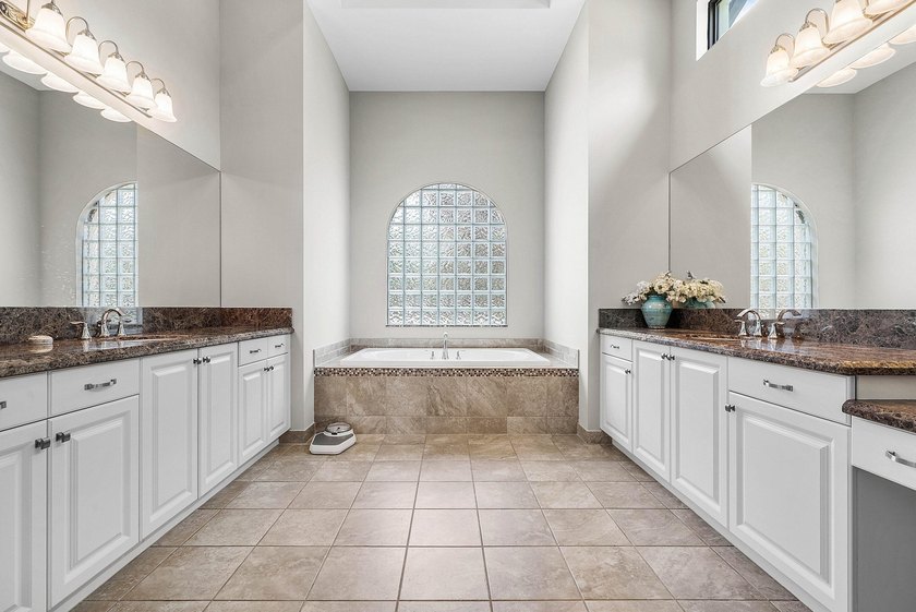 Beautifully upgraded 5-bedroom Colonnade residence set on an - photo 20