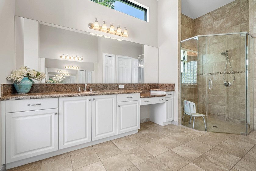 Beautifully upgraded 5-bedroom Colonnade residence set on an - photo 21