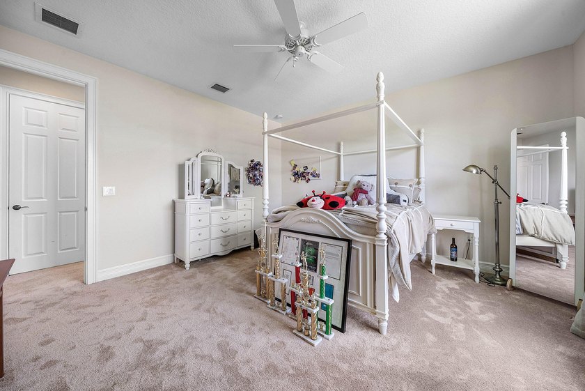 Beautifully upgraded 5-bedroom Colonnade residence set on an - photo 27