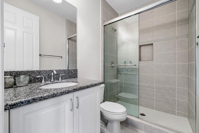 Beautifully upgraded 5-bedroom Colonnade residence set on an - photo 28