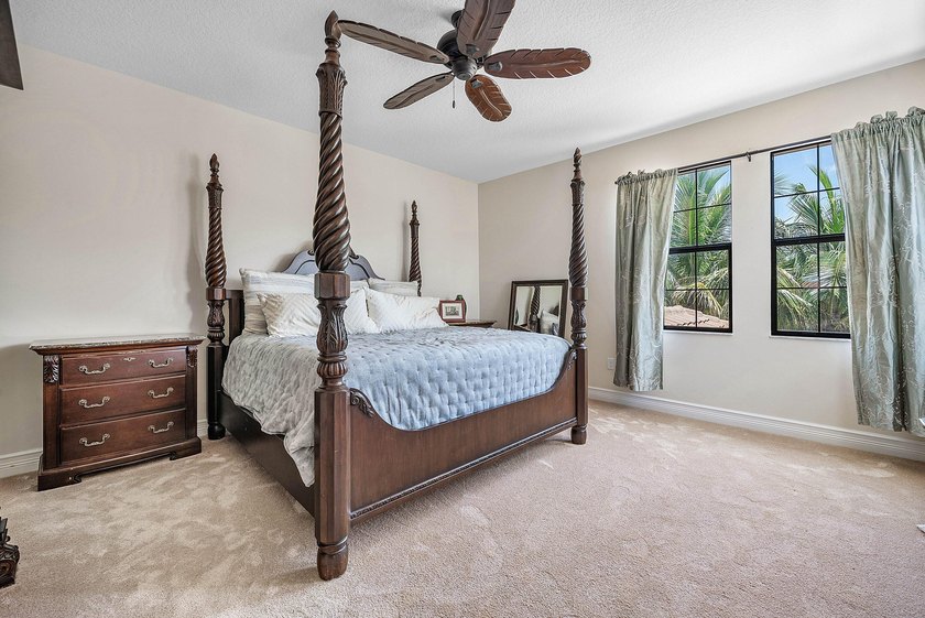 Beautifully upgraded 5-bedroom Colonnade residence set on an - photo 29