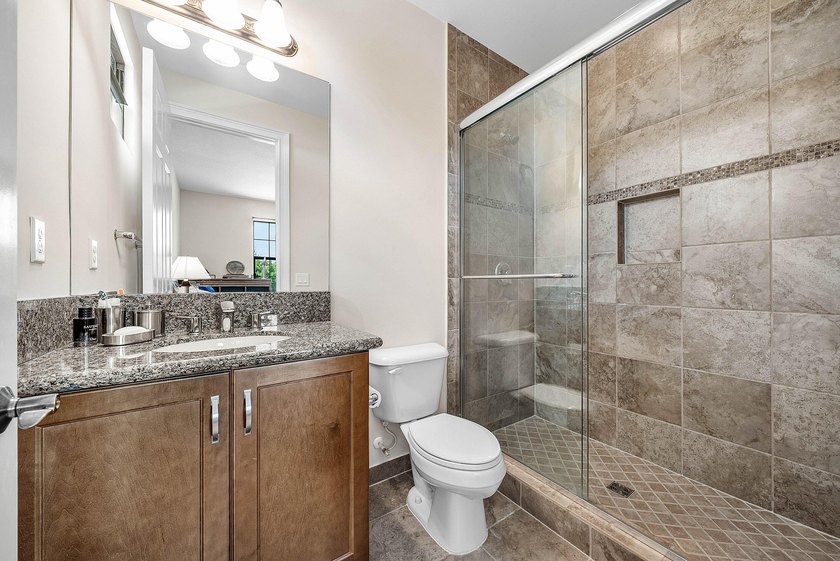 Beautifully upgraded 5-bedroom Colonnade residence set on an - photo 32