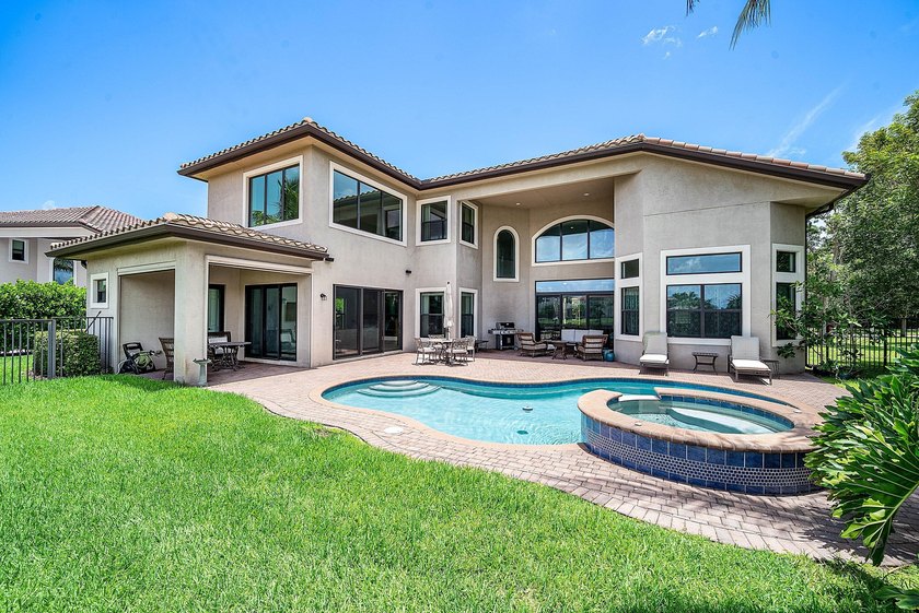 Beautifully upgraded 5-bedroom Colonnade residence set on an - photo 33