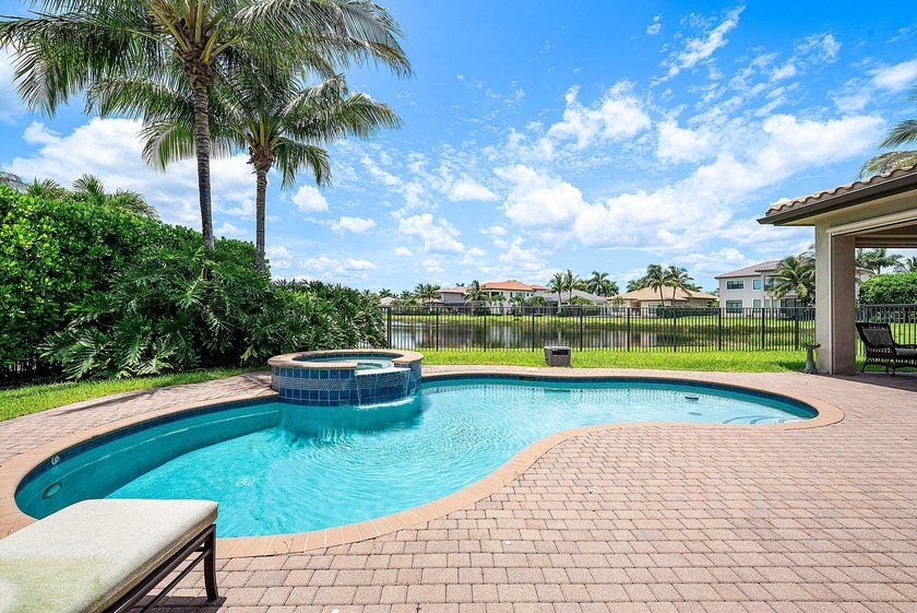 Beautifully upgraded 5-bedroom Colonnade residence set on an - photo 34