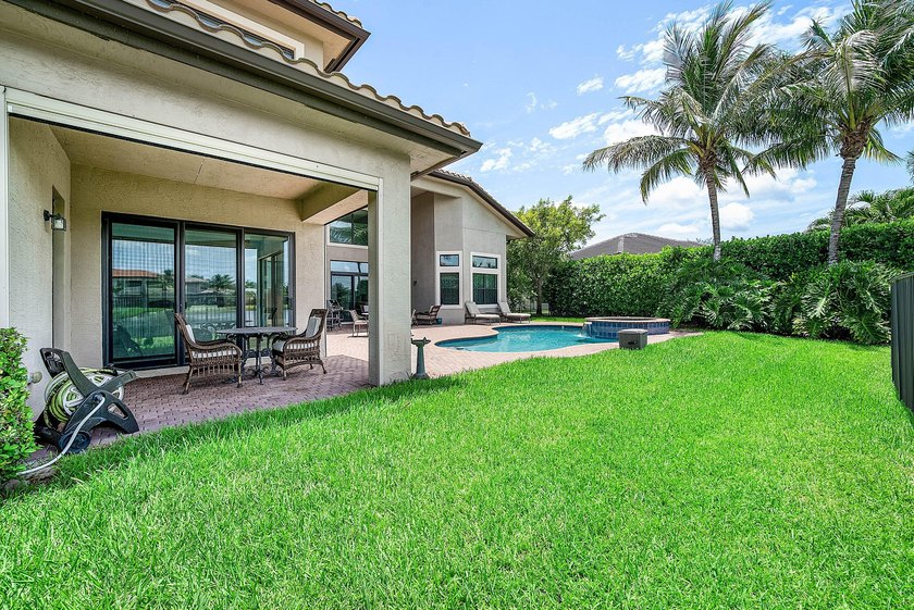 Beautifully upgraded 5-bedroom Colonnade residence set on an - photo 37