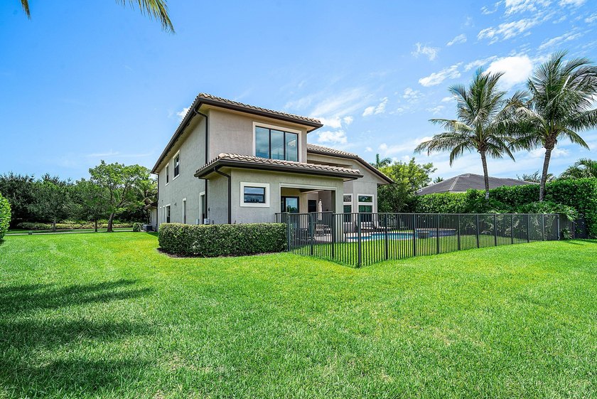 Beautifully upgraded 5-bedroom Colonnade residence set on an - photo 38