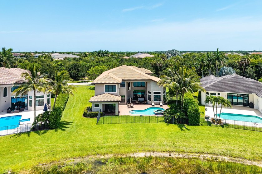 Beautifully upgraded 5-bedroom Colonnade residence set on an - photo 42