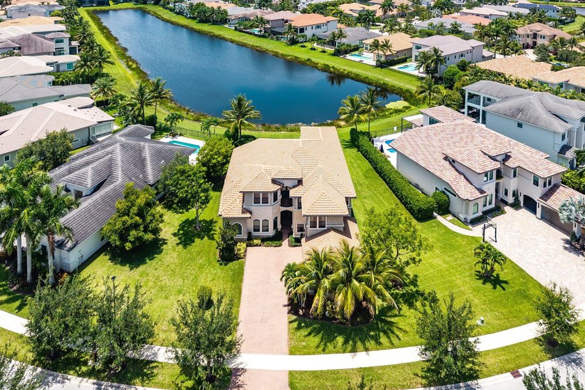 Beautifully upgraded 5-bedroom Colonnade residence set on an - photo 44